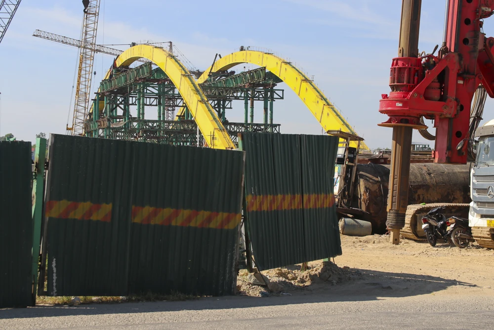 tren-cong-truong-cau-vuot-song-huong-hon-1500-ti-dong (7).jpg