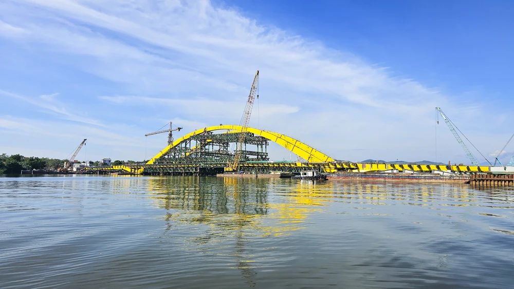 Cầu vượt sông Hương