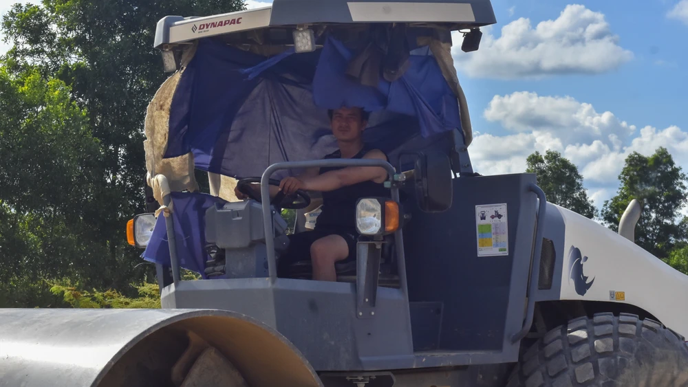 chum-anh-xuyen-le-tren-cong-truong-cao-toc-van-ninh-cam-lo (10).jpg