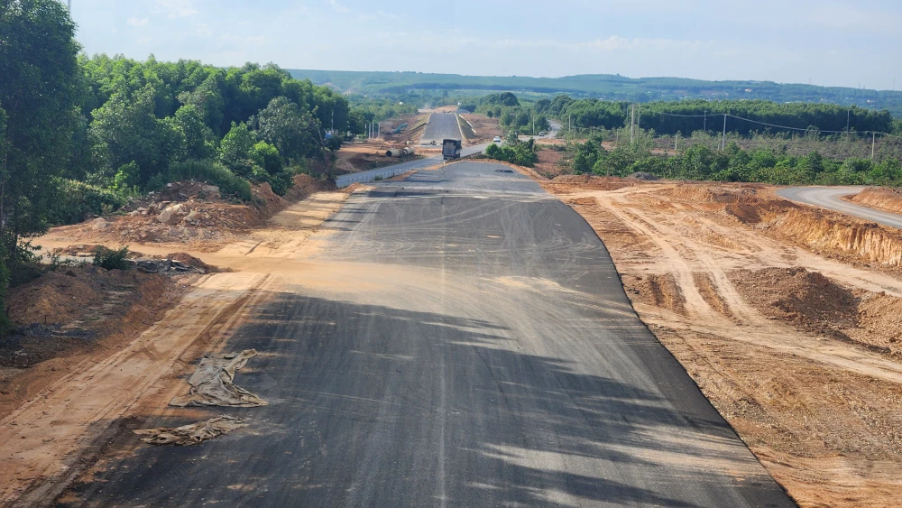 chum-anh-xuyen-le-tren-cong-truong-cao-toc-van-ninh-cam-lo (12).jpg