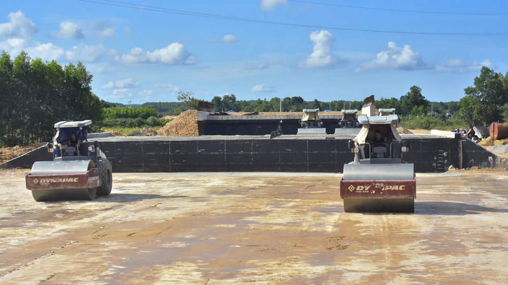 chum-anh-xuyen-le-tren-cong-truong-cao-toc-van-ninh-cam-lo (16).jpg