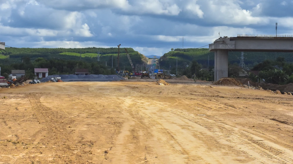 chum-anh-xuyen-le-tren-cong-truong-cao-toc-van-ninh-cam-lo (17).jpg