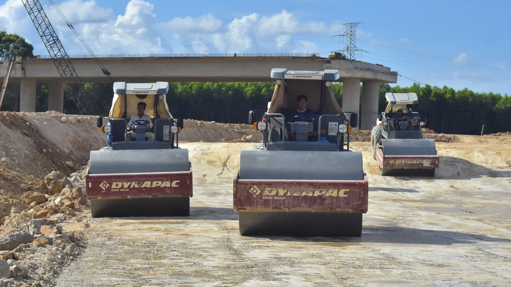 chum-anh-xuyen-le-tren-cong-truong-cao-toc-van-ninh-cam-lo (19).jpg