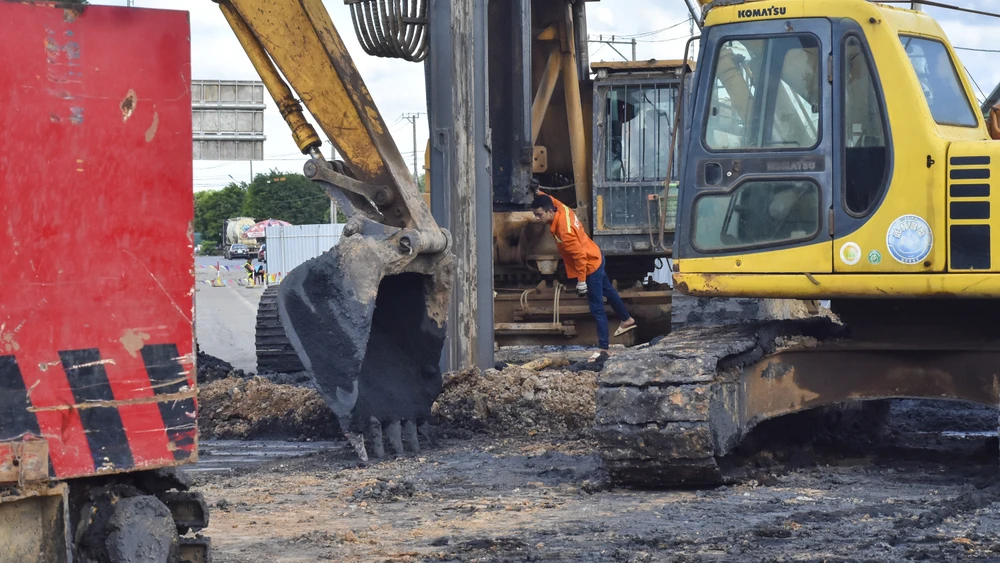 chum-anh-xuyen-le-tren-cong-truong-cao-toc-van-ninh-cam-lo (2).jpg