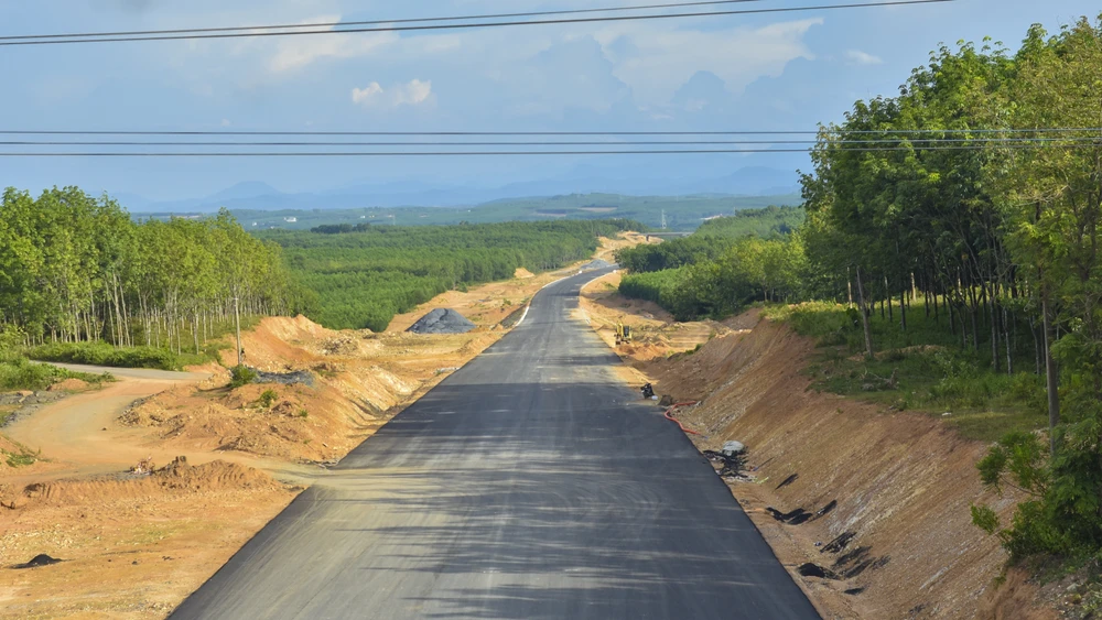 chum-anh-xuyen-le-tren-cong-truong-cao-toc-van-ninh-cam-lo (5).jpg