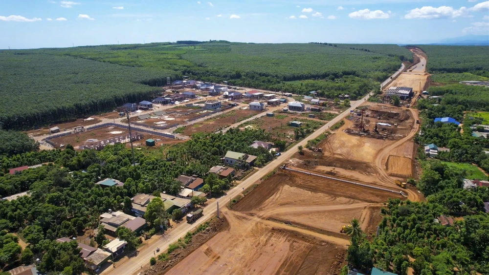 chum-anh-xuyen-le-tren-cong-truong-cao-toc-van-ninh-cam-lo (7).jpg