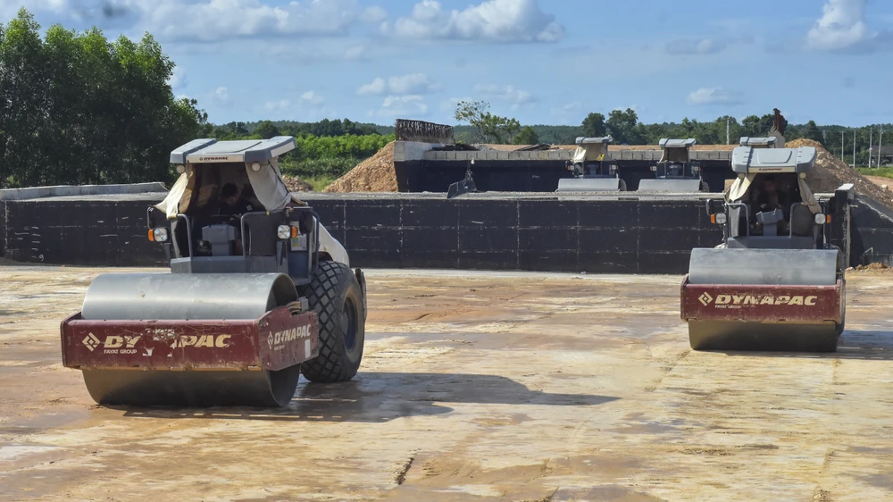 chum-anh-xuyen-le-tren-cong-truong-cao-toc-van-ninh-cam-lo (9).jpg