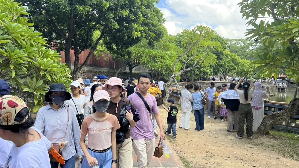 dong-nghet-du-khach-tham-quan-di-tich-hue-trong-ngay-quoc-khanh-2-9 (11).jpg