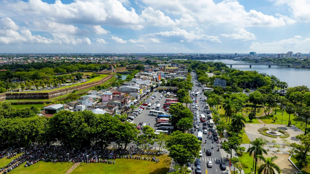 dong-nghet-du-khach-tham-quan-di-tich-hue-trong-ngay-quoc-khanh-2-9 (3).jpg