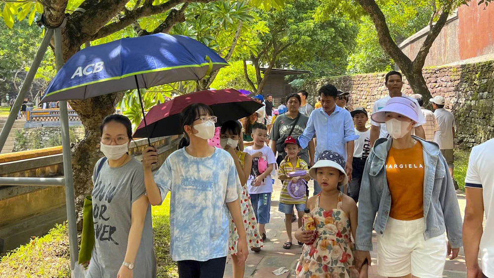 dong-nghet-du-khach-tham-quan-di-tich-hue-trong-ngay-quoc-khanh-2-9 (7).jpg