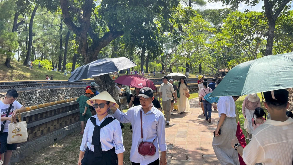 dong-nghet-du-khach-tham-quan-di-tich-hue-trong-ngay-quoc-khanh-2-9 (8).jpg