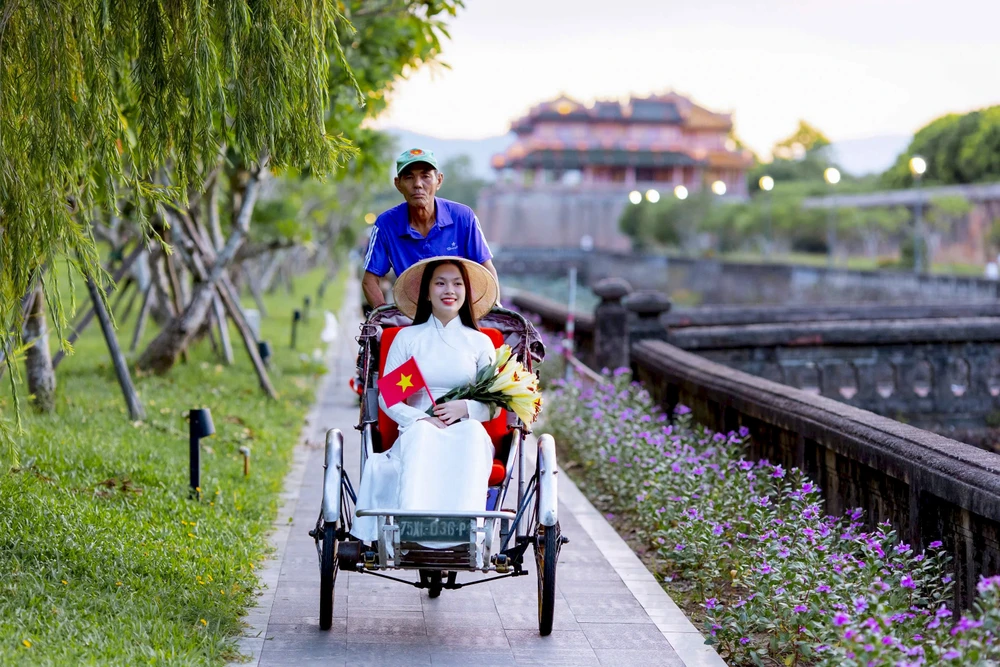 gioi-tre-xu-hue-chup-hinh-lan-toa-tinh-yeu-nuoc (1).jpg