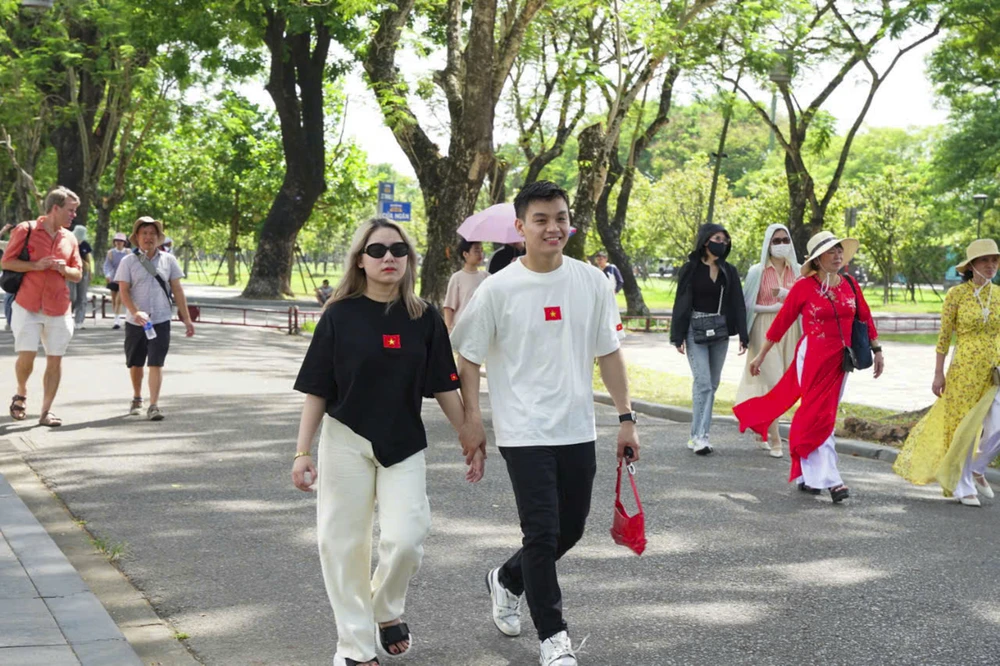 gioi-tre-xu-hue-chup-hinh-lan-toa-tinh-yeu-nuoc (10).jpg