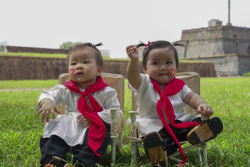 gioi-tre-xu-hue-chup-hinh-lan-toa-tinh-yeu-nuoc (16).jpg