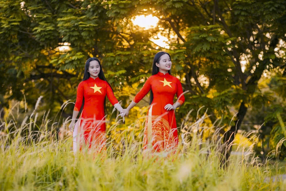 gioi-tre-xu-hue-chup-hinh-lan-toa-tinh-yeu-nuoc (3).jpg