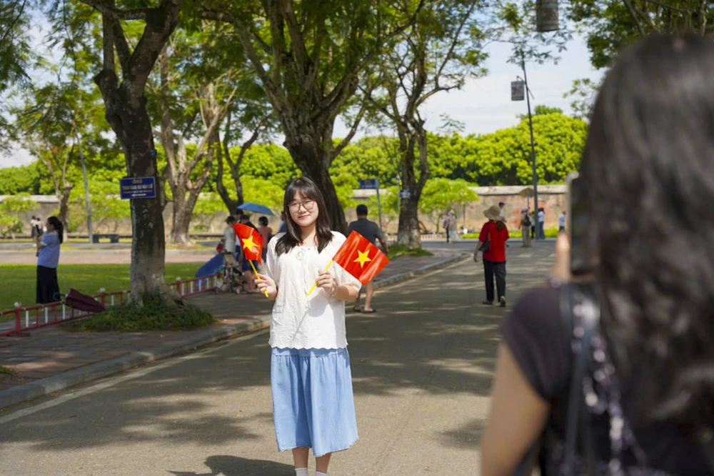 gioi-tre-xu-hue-chup-hinh-lan-toa-tinh-yeu-nuoc (6).jpg