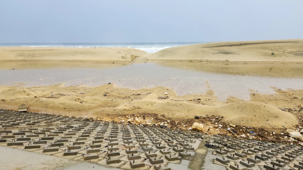 ke-chong-xoi-lo-bo-bien-khan-cap-bi-thieu-von-ngu-dan-gap-kho-trong-mua-bao (21).jpg