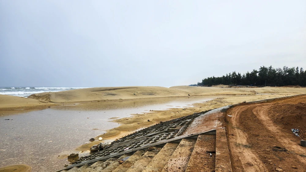 ke-chong-xoi-lo-bo-bien-khan-cap-bi-thieu-von-ngu-dan-gap-kho-trong-mua-bao (23).jpg