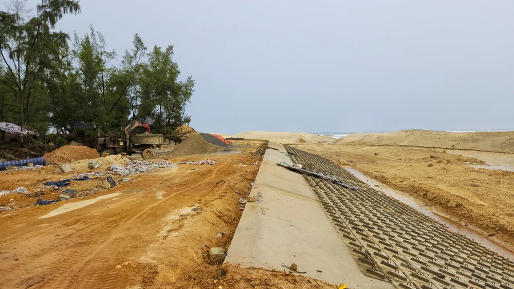 ke-chong-xoi-lo-bo-bien-khan-cap-bi-thieu-von-ngu-dan-gap-kho-trong-mua-bao (28).jpg