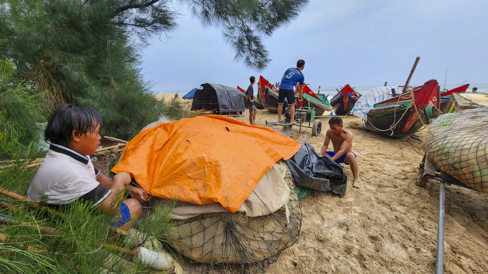 ke-chong-xoi-lo-bo-bien-khan-cap-bi-thieu-von-ngu-dan-gap-kho-trong-mua-bao (5).jpg