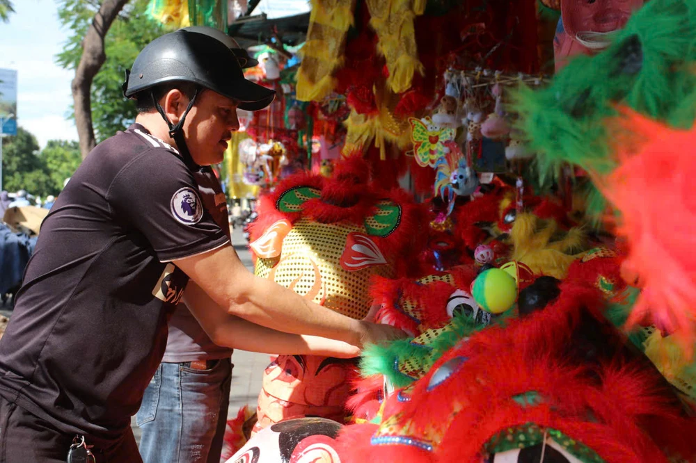 tham-pho-dau-lan-o-hue-truoc-tet-trung-thu (10).jpg