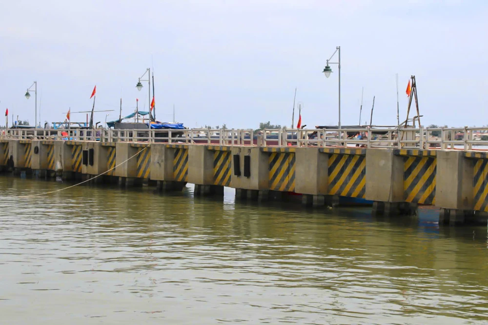 chum-anh-xay-xong-gan-1-nam-cang-ca-o-hue-van-chua-duoc-cong-bo-mo-cang (4).jpg