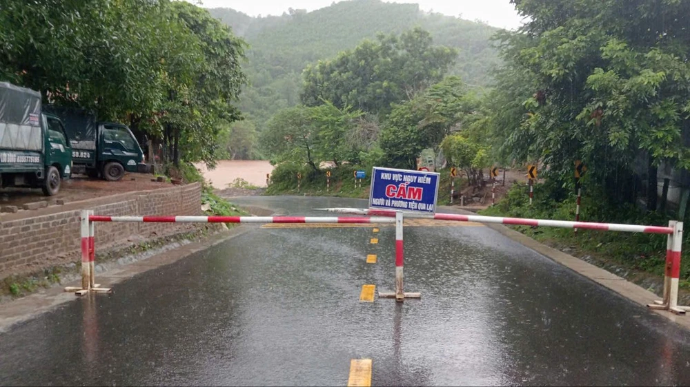 mua-lon-o-quang-tri-nuoc-qua-dap-tran-dang-cao-chay-xiet (1).jpg