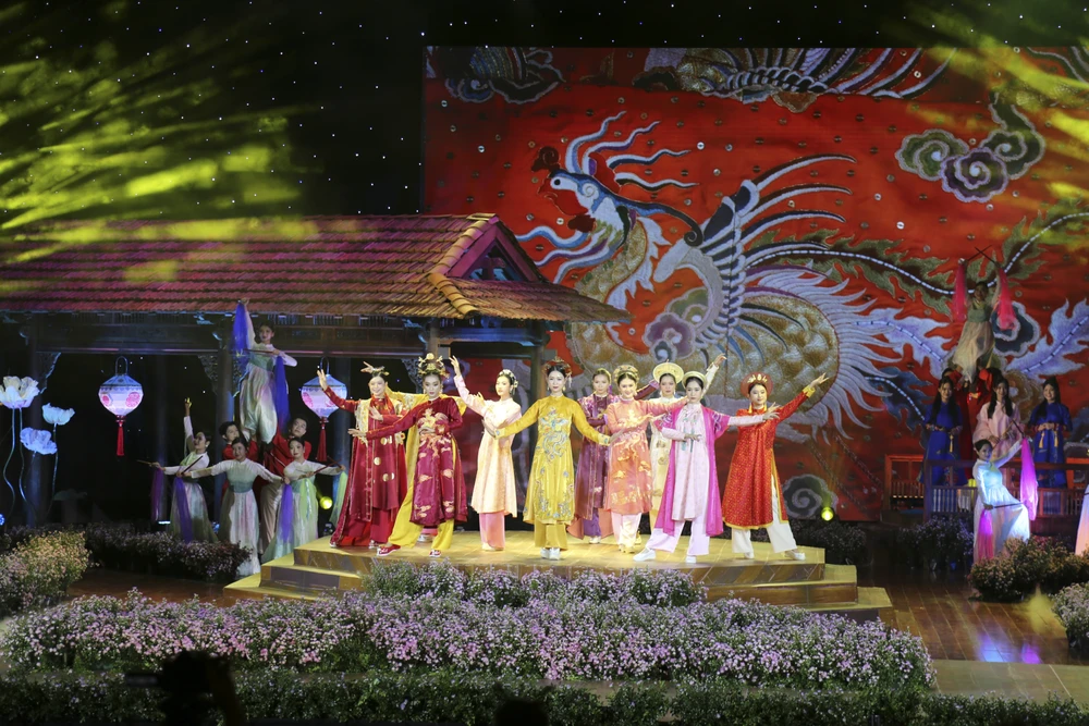 Đêm hội áo dài bên dòng sông Hương