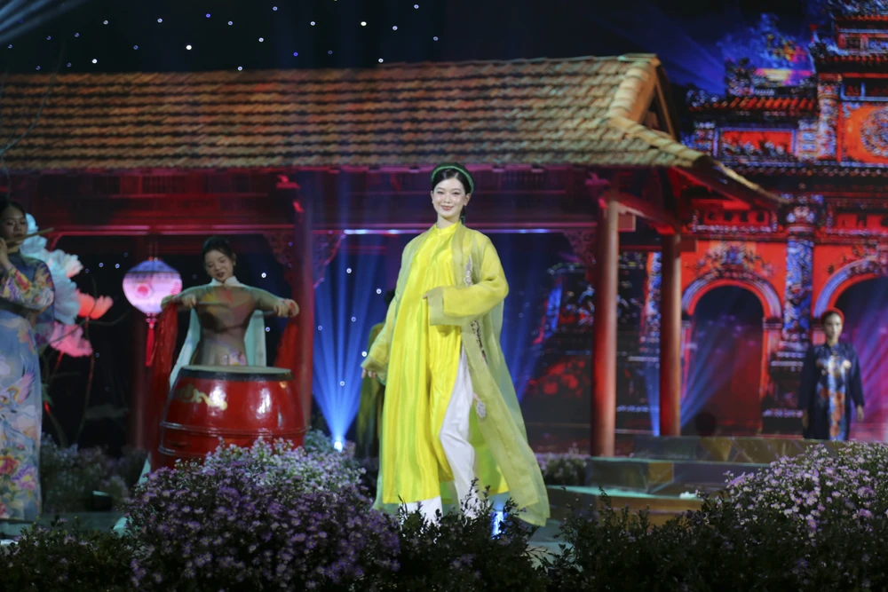 an-tuong-voi-dem-hoi-ao-dai-ben-song-huong-9.jpg