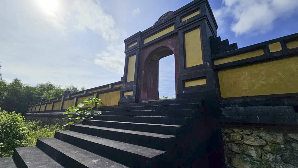 can-canh-dien-tho-me-vua-gia-long-truoc-khi-duoc-trung-tu (13).jpg