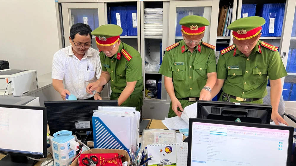 bat-giam-nhieu-dang-kiem-vien-tau-ca-o-thua-thien-hue-vi-nhan-hoi-lo (2).jpg