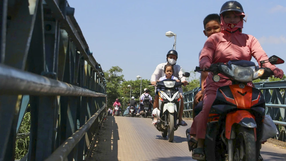 cay-cau-doc-dao-ket-noi-oc-dao-hon-4-000-nguoi-o-hue-xuong-cap (3).jpg