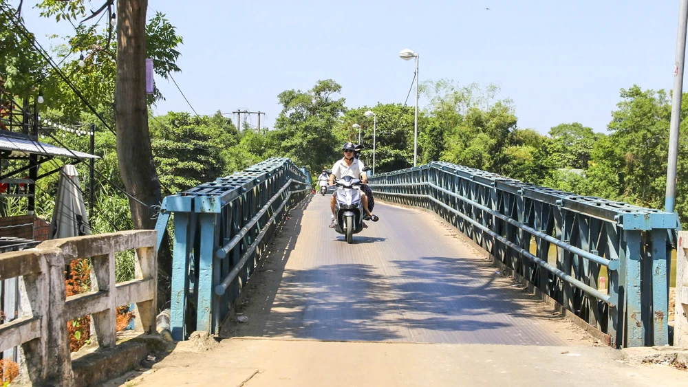 cay-cau-doc-dao-ket-noi-oc-dao-hon-4-000-nguoi-o-hue-xuong-cap (5).jpg