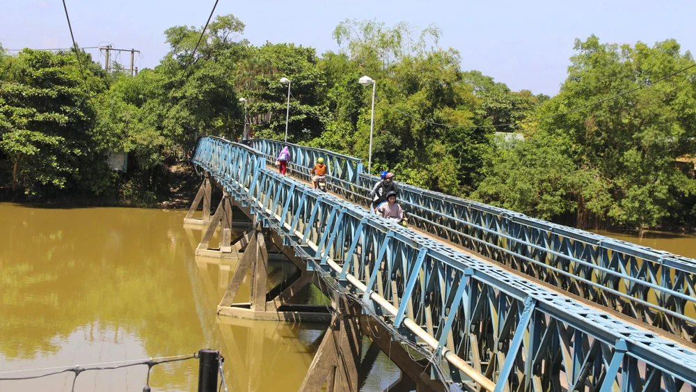 cay-cau-doc-dao-ket-noi-oc-dao-hon-4-000-nguoi-o-hue-xuong-cap (7).jpg