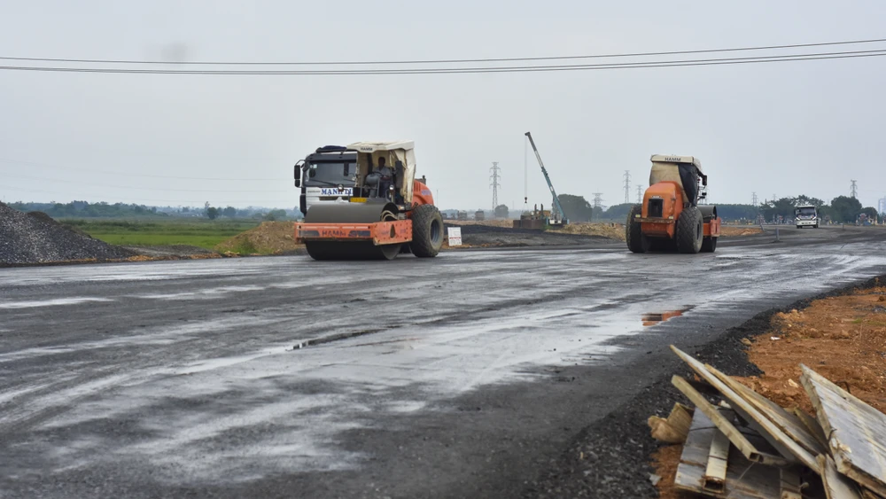 can-canh-con-duong-duoc-nguoi-dan-quang-tri-mong-cho-truoc-nguy-co-cham-tien-do (13).jpg