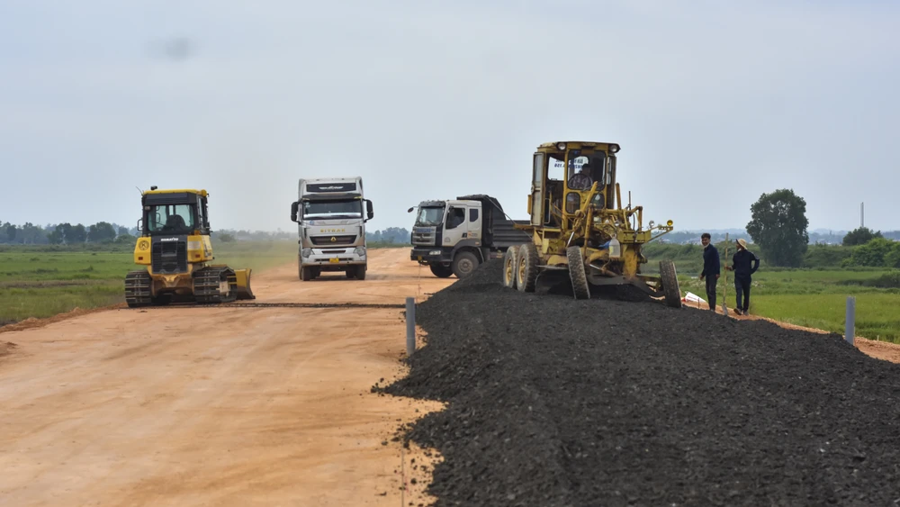 can-canh-con-duong-duoc-nguoi-dan-quang-tri-mong-cho-truoc-nguy-co-cham-tien-do (20).jpg