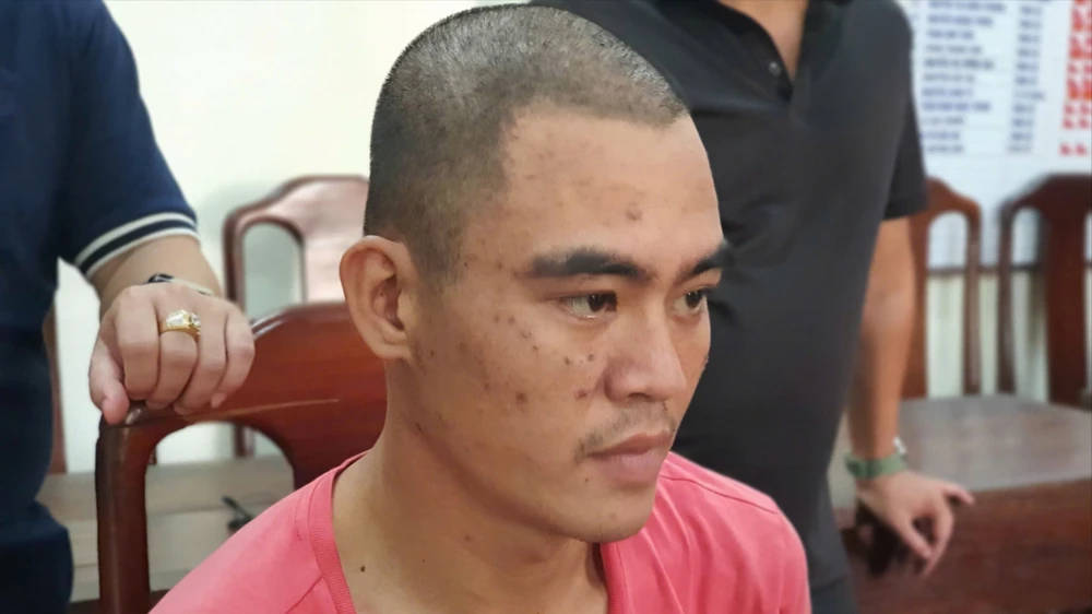 Đang chụp hình cùng bạn, nữ du khách bị cướp giật điện thoại.jpg