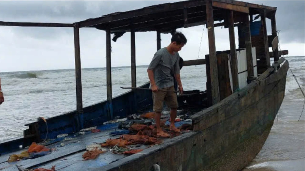 Người dân phát hiện chiếc tàu có chữ nước ngoài trôi dạt vào bờ biển tỉnh Quảng Trị.