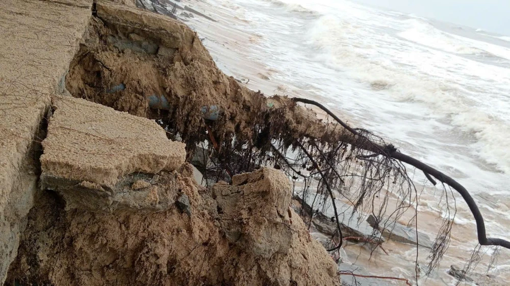 sat-lo-nghiem-trong-o-cua-bien-hoa-duan-noi-xay-ra-tham-hoa-trong-tran-lu-1999 (3).jpg