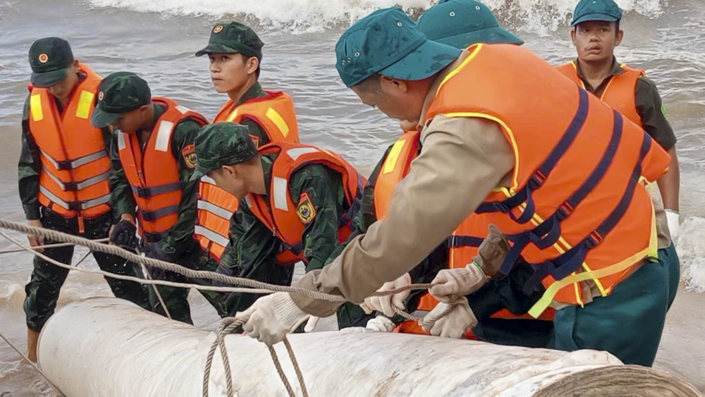 300-nguoi-doi-mua-khan-truong-gia-co-khan-cap-bo-bien (4).jpg