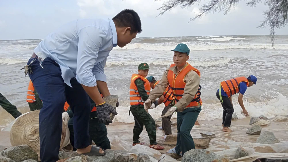 300-nguoi-doi-mua-khan-truong-gia-co-khan-cap-bo-bien (7).jpg