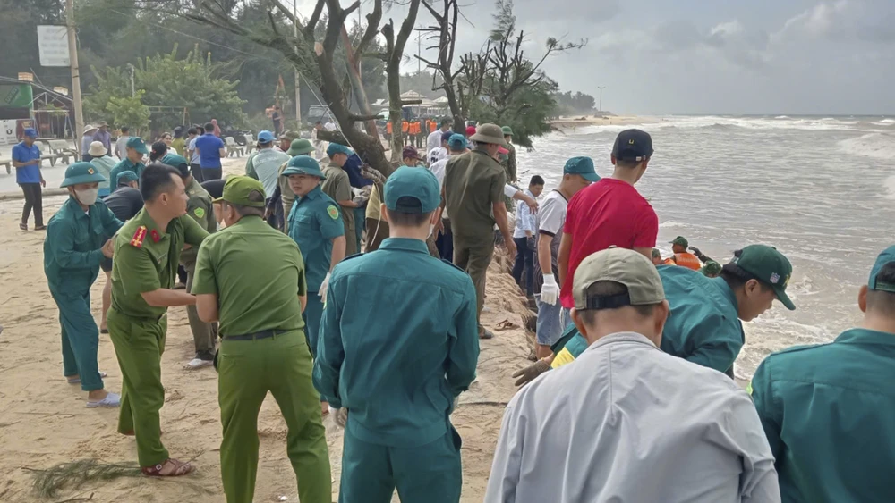 300-nguoi-doi-mua-khan-truong-gia-co-khan-cap-bo-bien (8).jpg