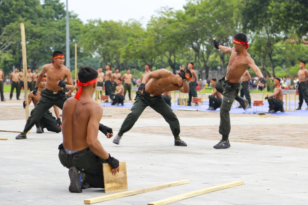 chien-si-cong-an-minh-dong-da-sat-bieu-dien-khi-cong-no-sung-tran-ap-toi-pham (10).jpg