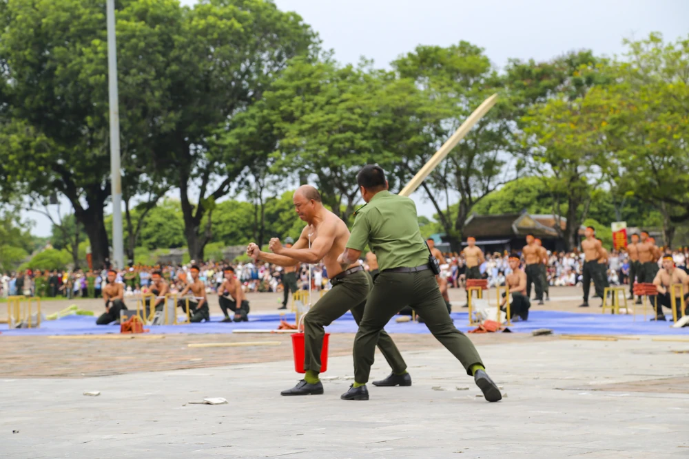 chien-si-cong-an-minh-dong-da-sat-bieu-dien-khi-cong-no-sung-tran-ap-toi-pham (14).jpg