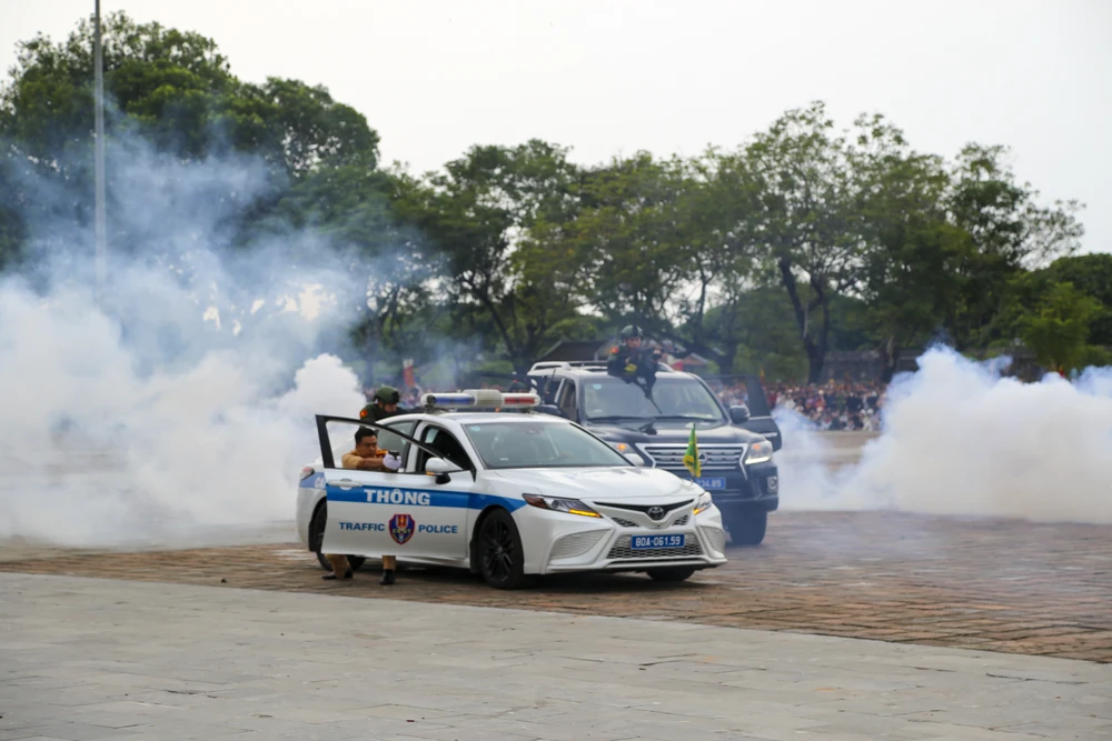 chien-si-cong-an-minh-dong-da-sat-bieu-dien-khi-cong-no-sung-tran-ap-toi-pham (23).jpg