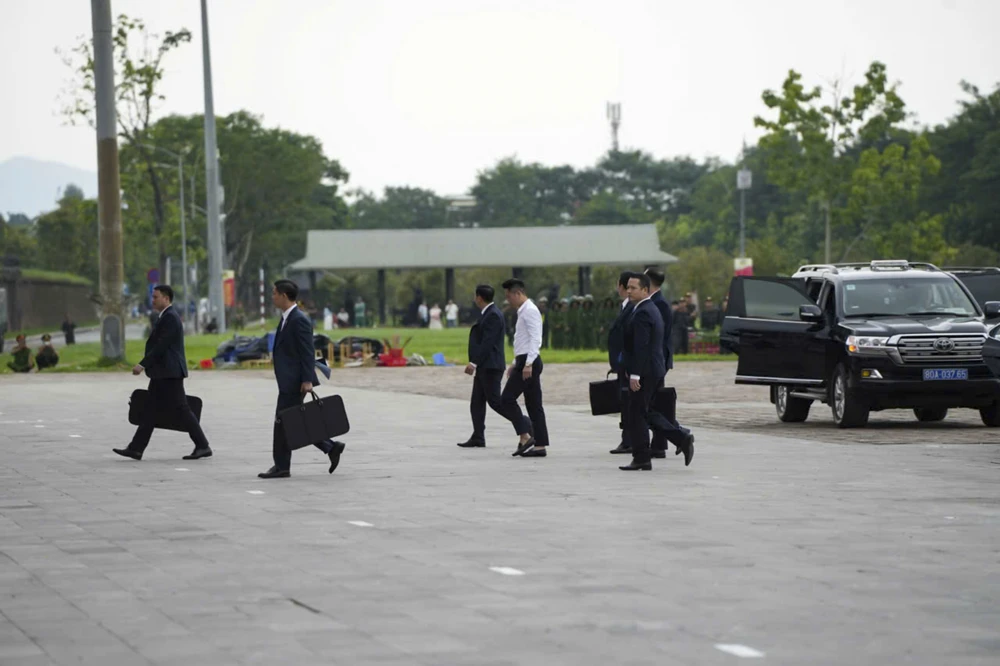 chien-si-cong-an-minh-dong-da-sat-bieu-dien-khi-cong-no-sung-tran-ap-toi-pham (25).jpg