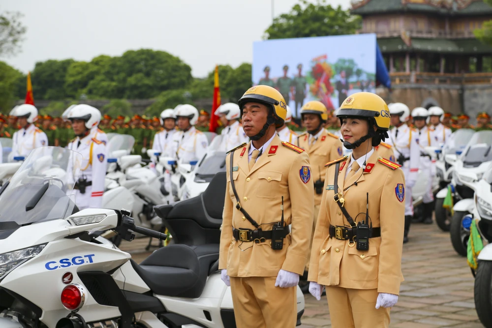 chien-si-cong-an-minh-dong-da-sat-bieu-dien-khi-cong-no-sung-tran-ap-toi-pham (3).jpg