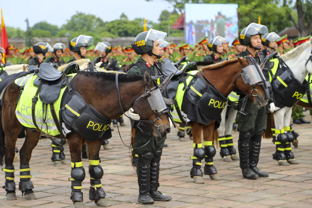 chien-si-cong-an-minh-dong-da-sat-bieu-dien-khi-cong-no-sung-tran-ap-toi-pham (4).jpg