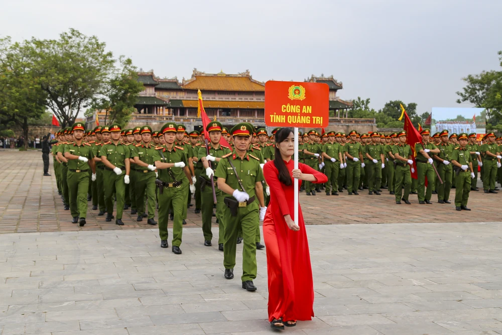 chien-si-cong-an-minh-dong-da-sat-bieu-dien-khi-cong-no-sung-tran-ap-toi-pham (5).jpg