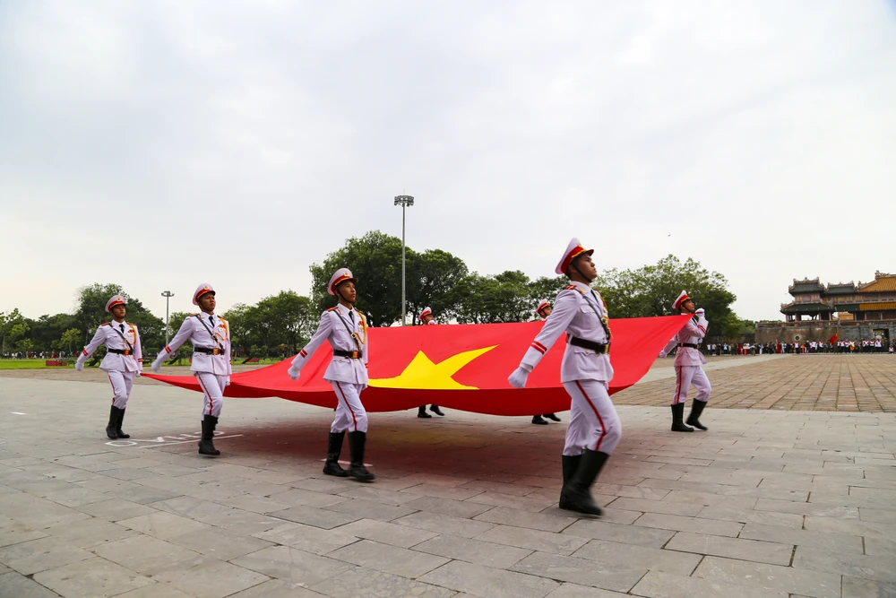 chien-si-cong-an-minh-dong-da-sat-bieu-dien-khi-cong-no-sung-tran-ap-toi-pham (7).jpg